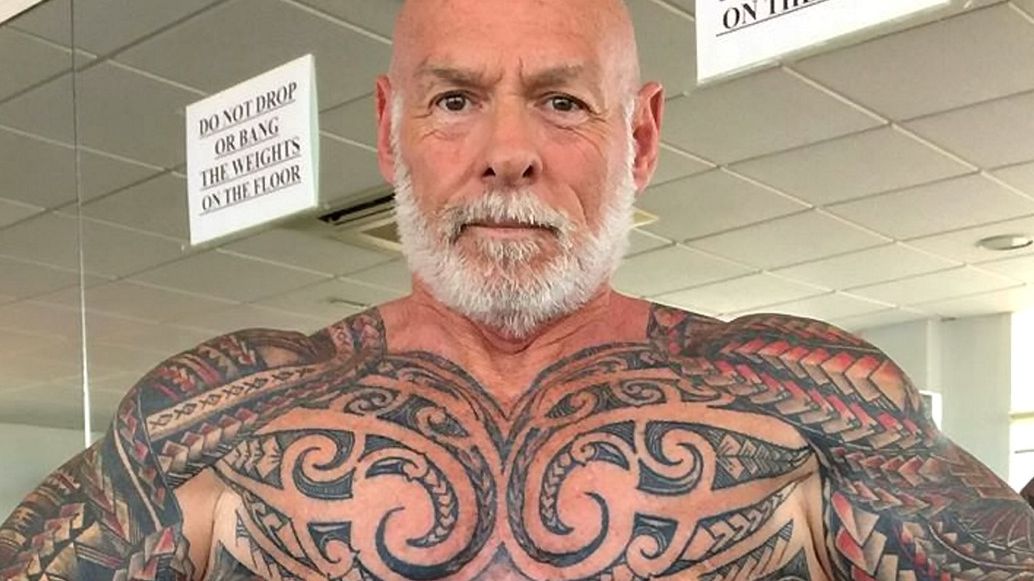 Stárnoucí tělo zakryl tetováním: Lidé vždycky chtějí vidět můj penis, směje se Brit. A nemá problém ho ukázat